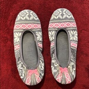 Victoria's Secret Gray and Pink Snowflake Patterned Slippers